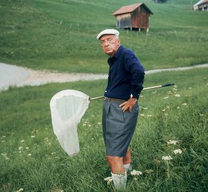Свободное время писателей. В. В. Набоков в окрестностях швейцарского города Монтрё за ловлей бабочек