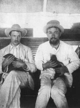 А. П. Чехов и мичман Г. Н. Глинка с мангустами. 1890-е гг.