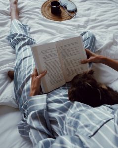 Пижама. Дама в полосатой пижаме, с книгой и собачкой
