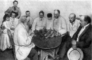 Лев Толстой в кругу родных и знакомых за игрой в шахматы с зятем М. С. Сухотиным. 1908 г.