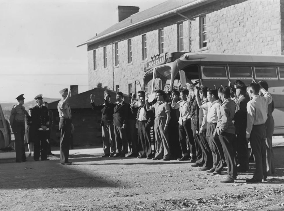 Первые новобранцы навахо из корпуса морской пехоты США