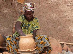 Изготовление традиционной посуды в Буркина-Фасо, Западная Африка