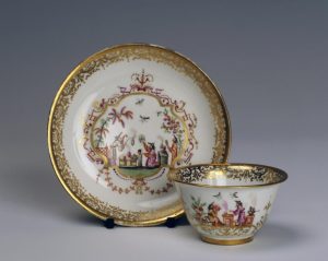 Чашка с блюдцем. Мейсенская фарфоровая мануфактура. 1715-1725 гг. Фото с сайта Лермонтов