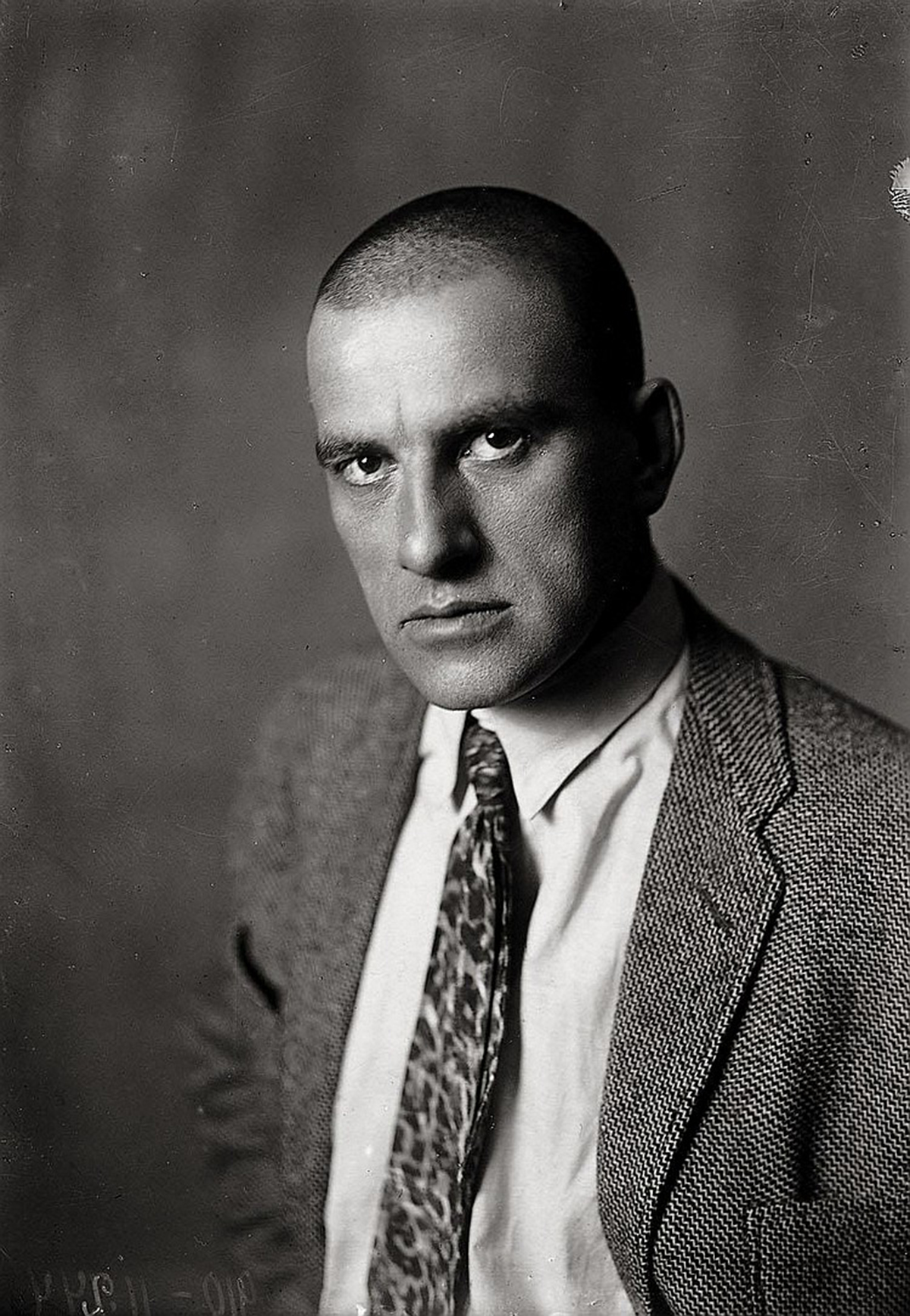 Владимир Маяковский. Студийная фотография 1 января 1920 года.