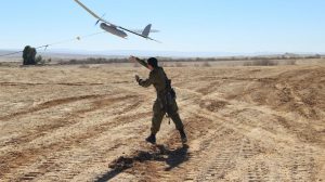 Беспилотники. Израильские военные запускают разведывательный беспилотник «Skylark»